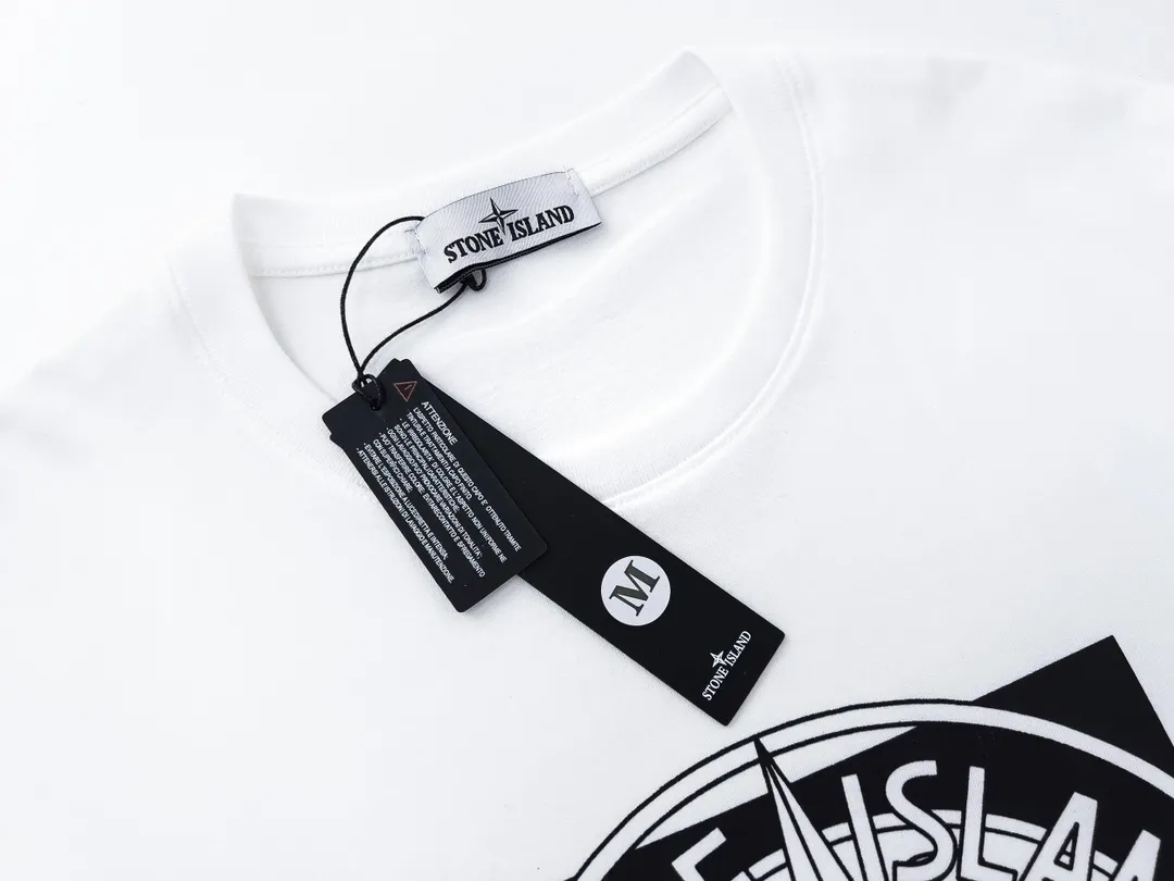 W626#P110💰 [Stone lsland/Stone Island summer new short-sleeved T-shirt with big compass print on the chest] ⚠️[Original creation with high control of details] - Made of 260 grams of combed cotton with 32-count double yarn, soft and comfortable to the touch, sweat-absorbent and breathable. - Simple, basic and versatile style, original quality, the first choice for couples. - Made in a large factory, four needles and five threads on the shoulder, neatly arranged, high quality workmanship. - Same style for men and women. Very versatile, one piece for everyone, details are clearly visible. Color: Black White Size: M L